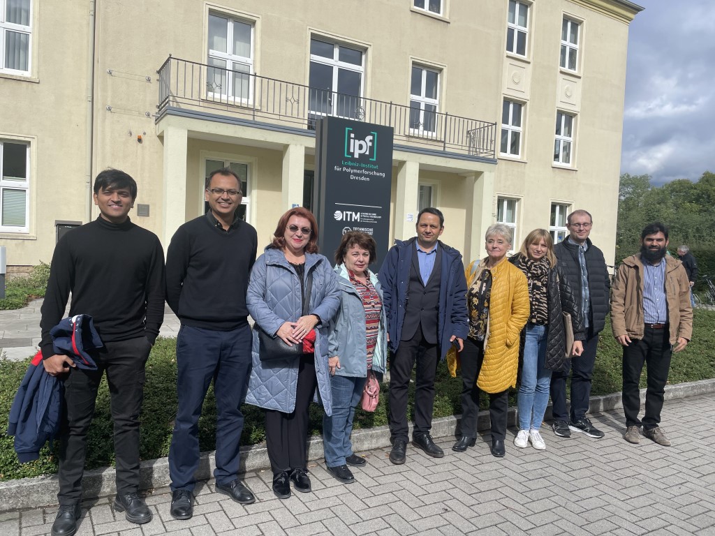 Group photo of participants in front of main building of ITM, TU Dresden